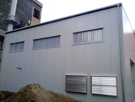Seitenwand mit Industrieverglasungen