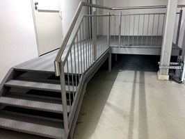 Amazon, Treppe mit Podest